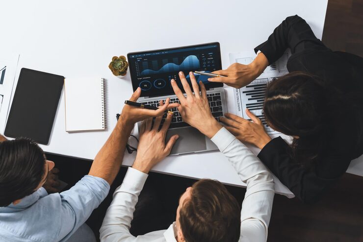 Equipo de analistas trabajando con datos financieros en laptop · Metodología Scrum · Compartamos Redes